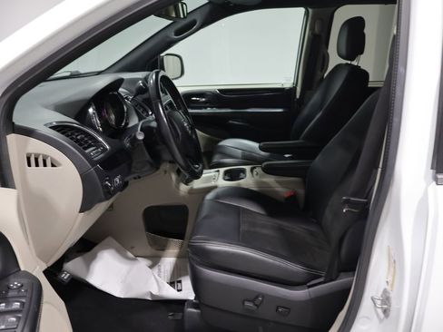 Used 2019 Dodge Grand Caravan SXT w/ Driver Convenience Group FWD image 11
