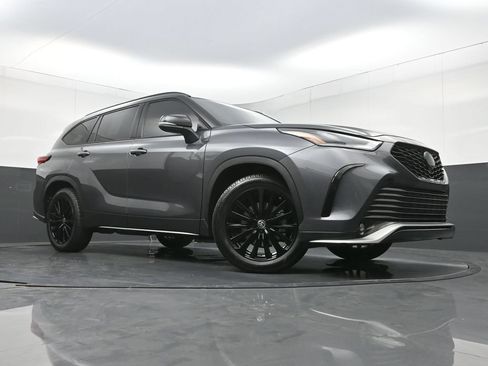 Used 2023 Toyota Highlander XSE FWD image 26