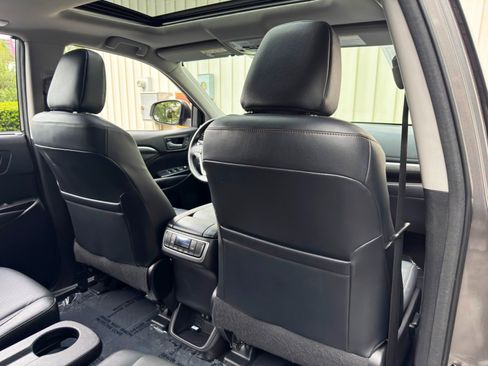 Used 2017 Toyota Highlander Limited FWD image 35