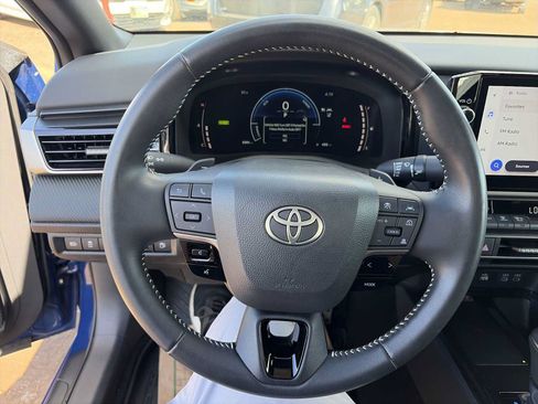 Used 2025 Toyota Camry SE FWD image 11