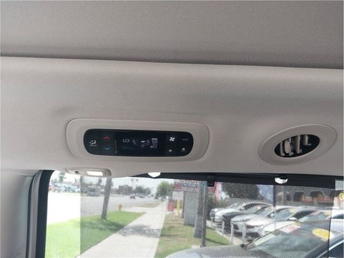 Used 2023 Chrysler Pacifica Limited FWD image 12