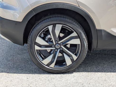 Used 2023 Volvo XC40 B5 Plus w/ Driver Assist Package image 9