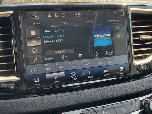 Used 2023 Chrysler Pacifica Touring-L FWD image 5