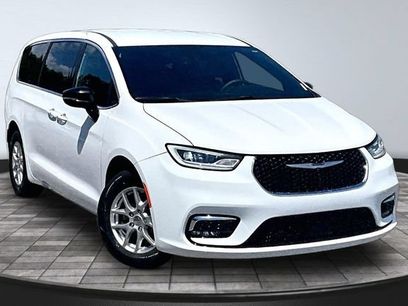 Used 2025 Chrysler Pacifica Select
