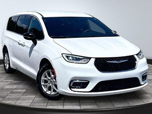 Used 2025 Chrysler Pacifica Select FWD image 1
