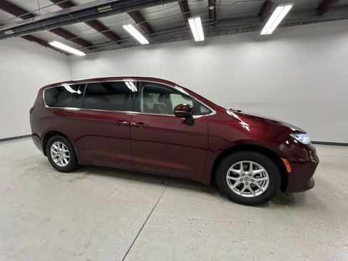 Used 2023 Chrysler Pacifica Touring-L image 9