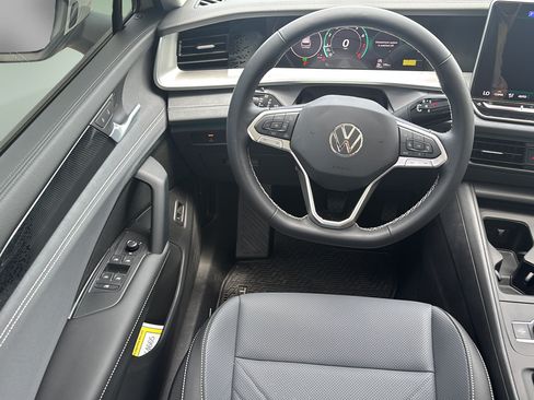 New 2026 Volkswagen Tiguan SE FWD image 18