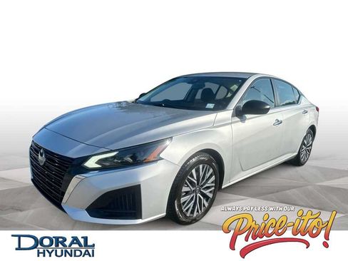 Used 2024 Nissan Altima 2.5 SV FWD image 1