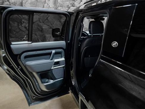 Used 2022 Land Rover Defender 110 S image 12
