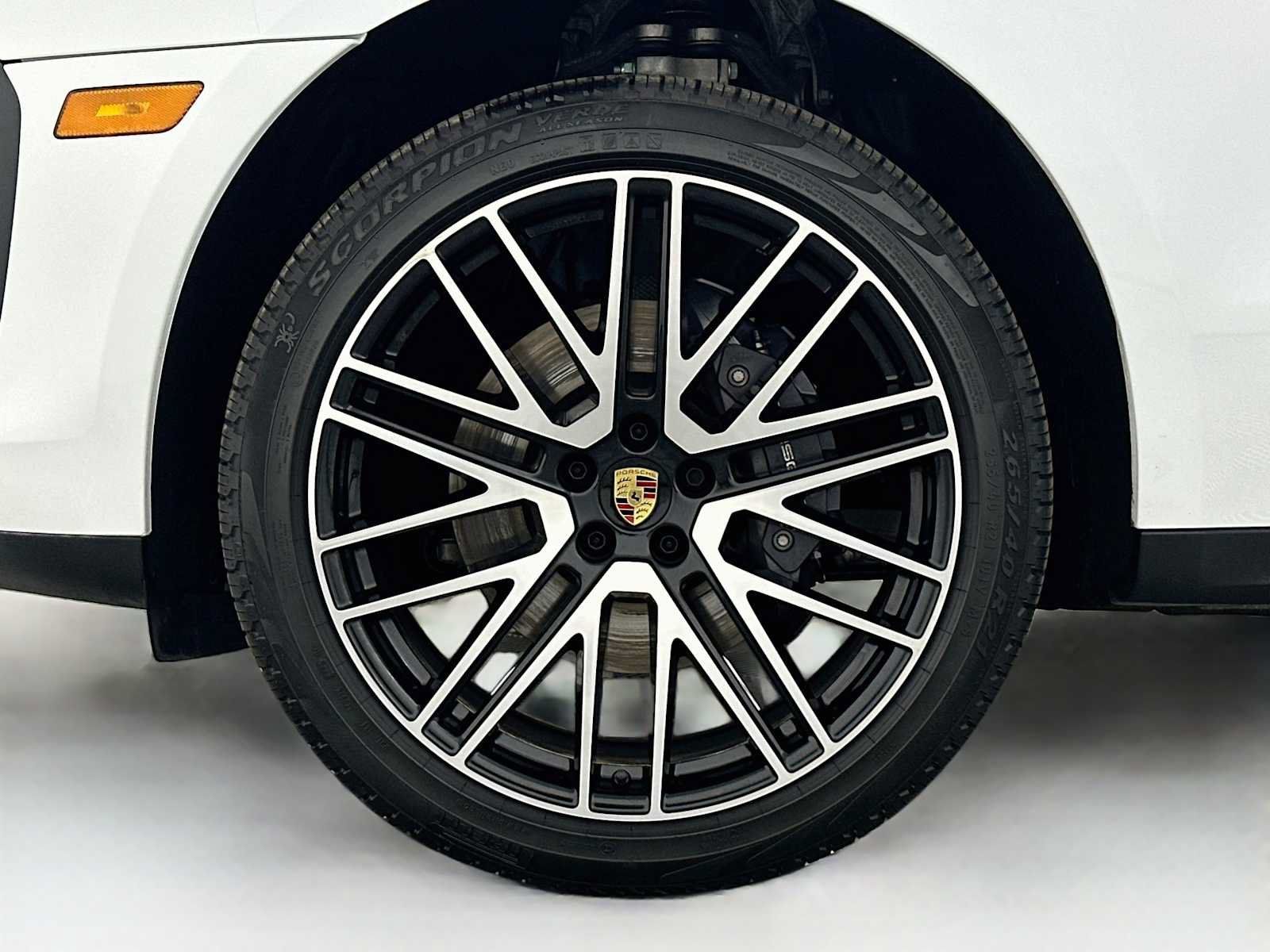 Certified 2026 Porsche Macan AWD/4WD image 32