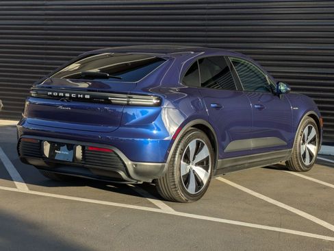 Certified 2025 Porsche Macan Electric image 9