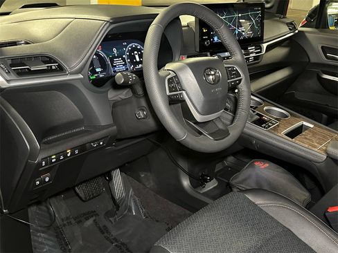 Used 2025 Toyota Sienna Platinum image 21