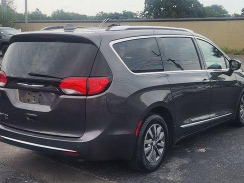 Used 2019 Chrysler Pacifica Touring-L FWD image 6