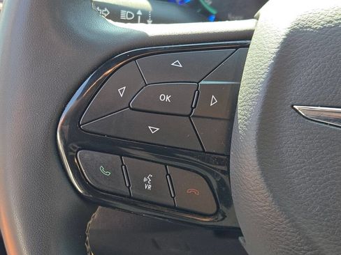 Certified 2024 Chrysler Pacifica Limited FWD image 13