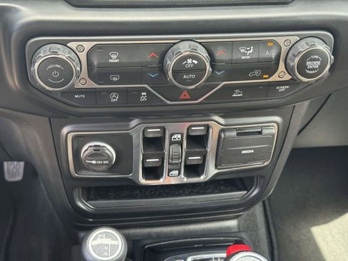 Used 2022 Jeep Wrangler Unlimited Sahara w/ LED Lighting Group AWD/4WD image 26