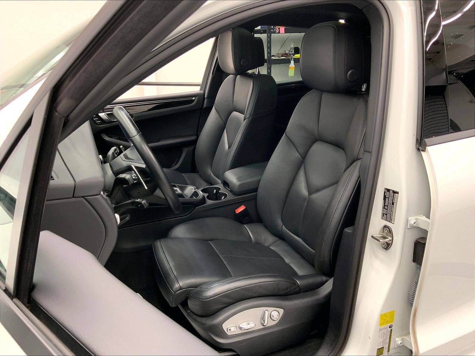 Certified 2023 Porsche Macan AWD/4WD image 5