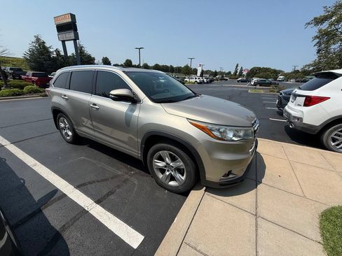 Used 2016 Toyota Highlander Limited Platinum AWD/4WD image 1