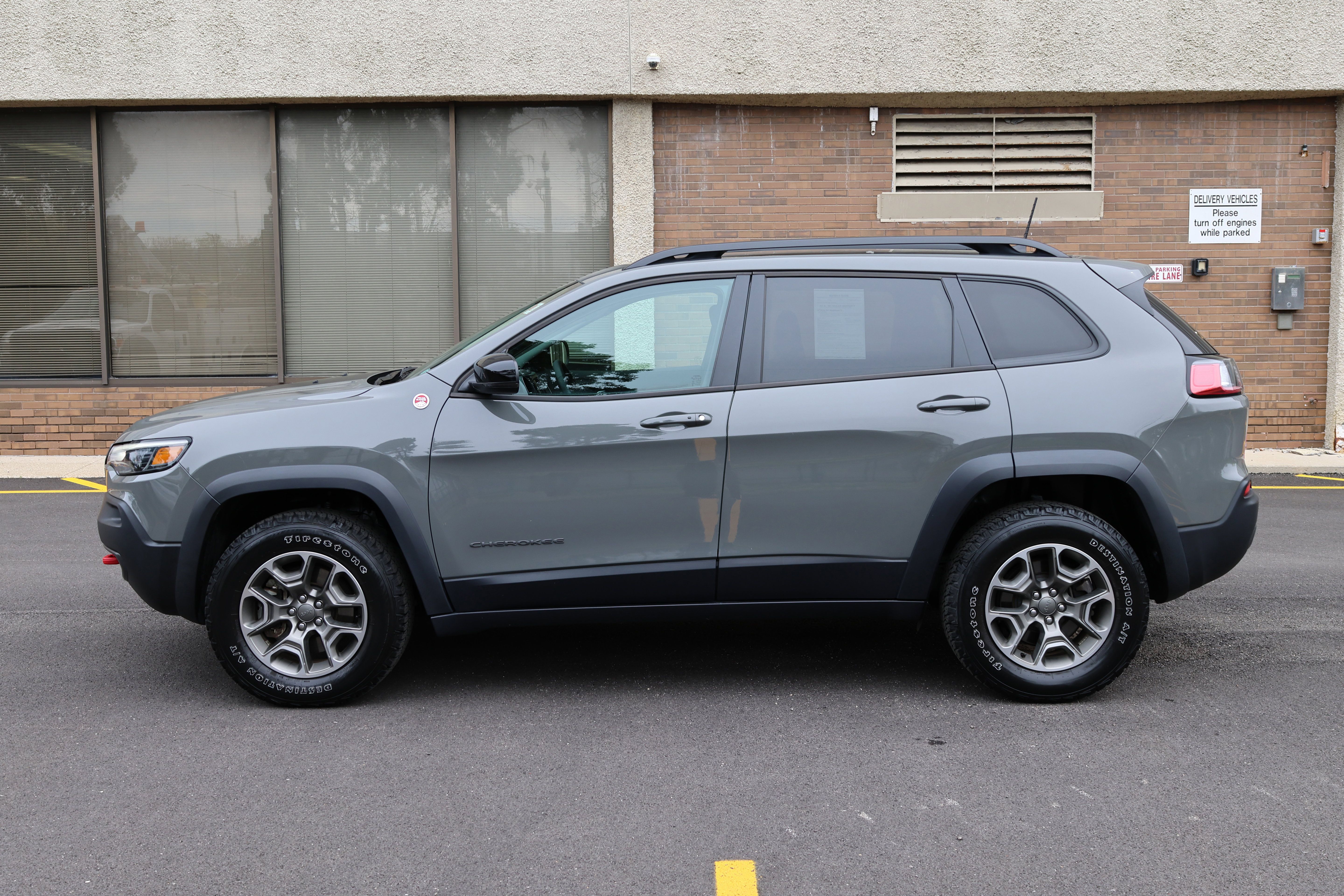 Used 2022 Jeep Cherokee Trailhawk AWD/4WD image 8