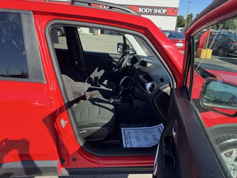 Used 2021 Jeep Renegade Latitude FWD image 9