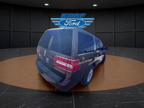 Used 2010 Lincoln Navigator image 5