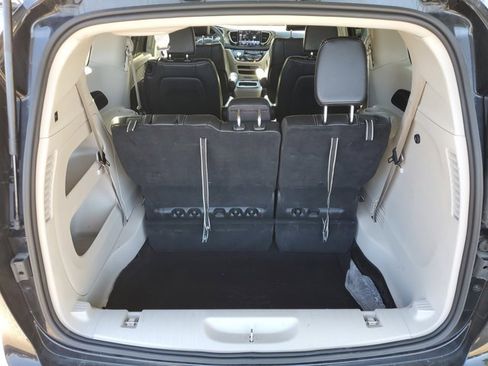 Used 2024 Chrysler Pacifica Touring-L image 15