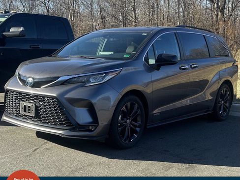 Used 2021 Toyota Sienna XSE w/ XSE Plus Package image 1