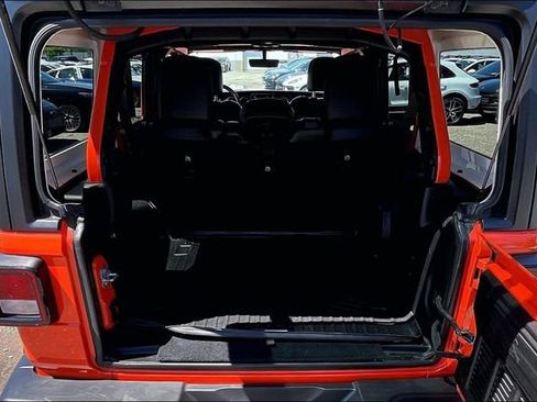 Used 2018 Jeep Wrangler Unlimited Sahara AWD/4WD image 28