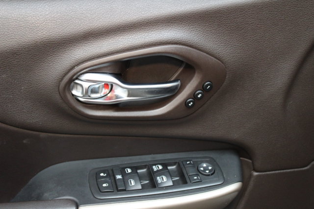 Used 2018 Jeep Cherokee Trailhawk AWD/4WD image 17
