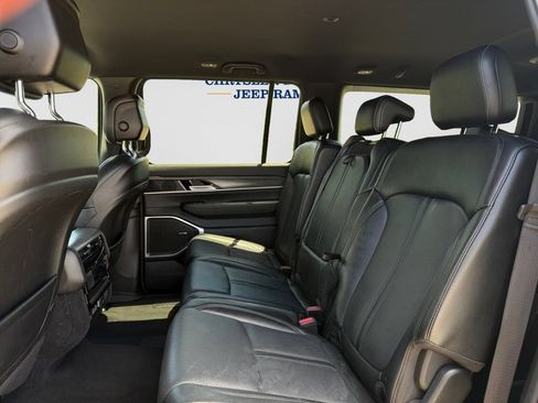 Used 2024 Jeep Wagoneer L Series II w/ Flexible Seating Group AWD/4WD image 10
