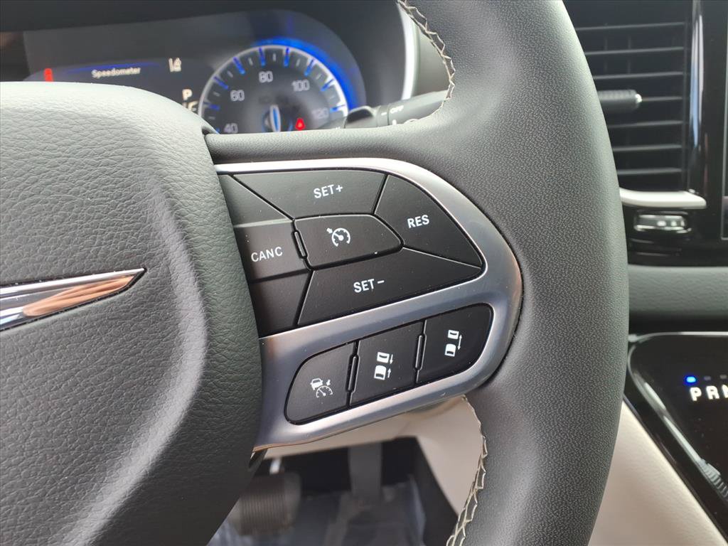 Used 2023 Chrysler Pacifica Touring-L FWD image 17