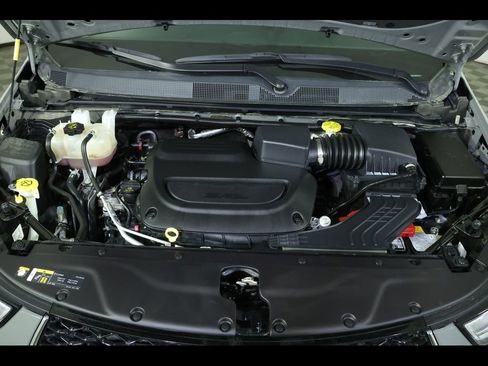 Used 2025 Chrysler Pacifica Select image 18