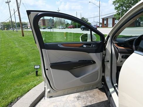 Used 2018 Lincoln MKC Select w/ Select Plus Package AWD/4WD image 26