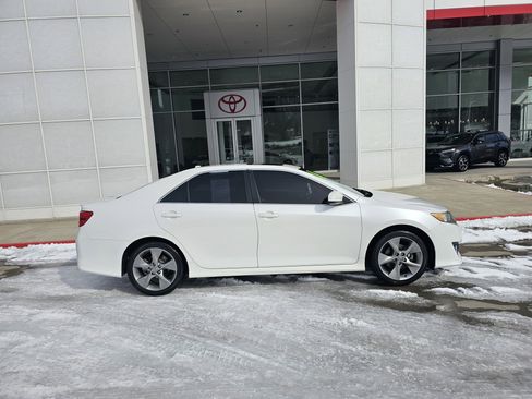 Used 2012 Toyota Camry SE image 3