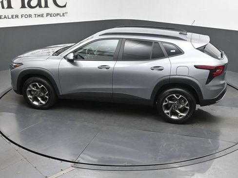 Used 2025 Chevrolet Trax LT w/ Driver Confidence Package FWD image 45