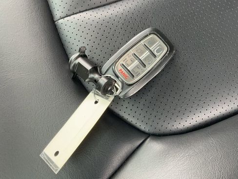 Used 2023 Chrysler Pacifica Touring-L FWD image 25