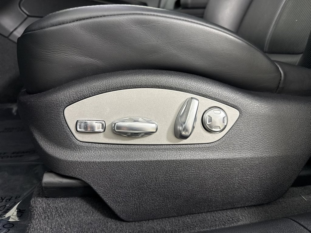 Certified 2025 Porsche Macan AWD/4WD image 40