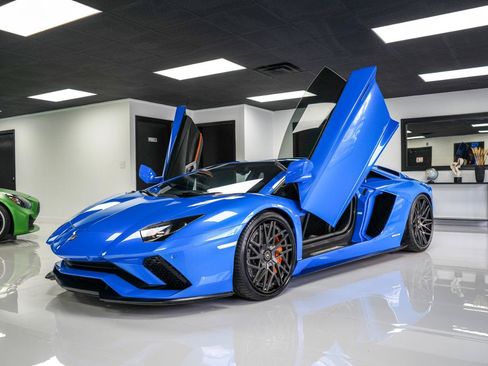 Used 2018 Lamborghini Aventador S AWD/4WD image 2
