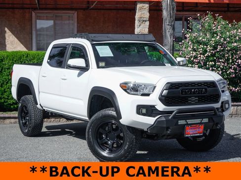 Used 2018 Toyota Tacoma TRD Off-Road w/ Technology Package image 2