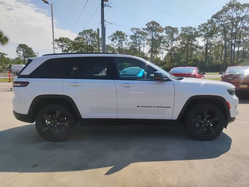 Used 2023 Jeep Grand Cherokee Altitude AWD/4WD image 5