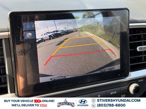 Certified 2025 Hyundai Venue SE image 3