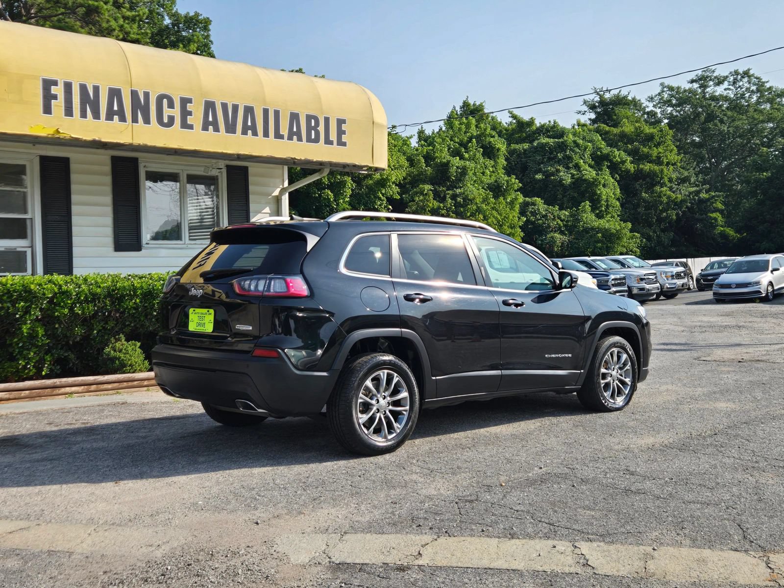 Used 2019 Jeep Cherokee Latitude Plus w/ Comfort/Convenience Group FWD image 3