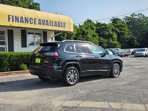 Used 2019 Jeep Cherokee Latitude Plus w/ Comfort/Convenience Group FWD image 3