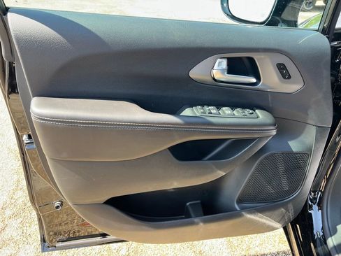 New 2027 Chrysler Pacifica Select AWD/4WD image 24