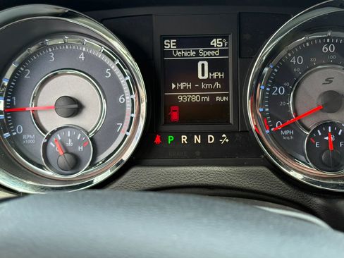Used 2015 Chrysler Town & Country S FWD image 21