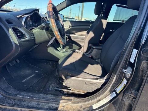 Used 2013 Dodge Avenger SE image 2