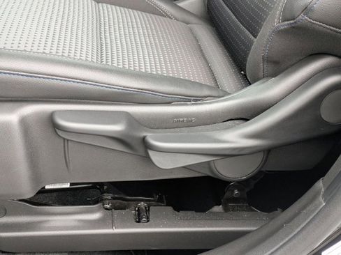 Used 2025 Chevrolet Trax LT w/ LT Convenience Package image 6