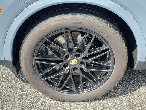 Certified 2024 Porsche Cayenne Coupe AWD/4WD image 12