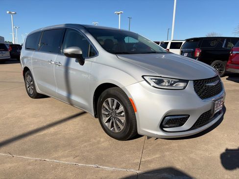 Used 2023 Chrysler Pacifica Touring-L image 3