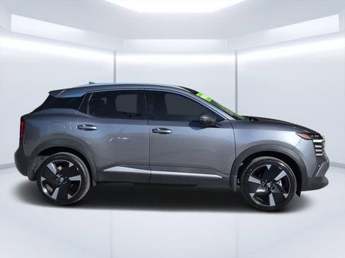 Used 2025 Nissan Kicks SR FWD image 2