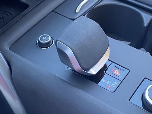 Used 2025 Land Rover Discovery S image 16